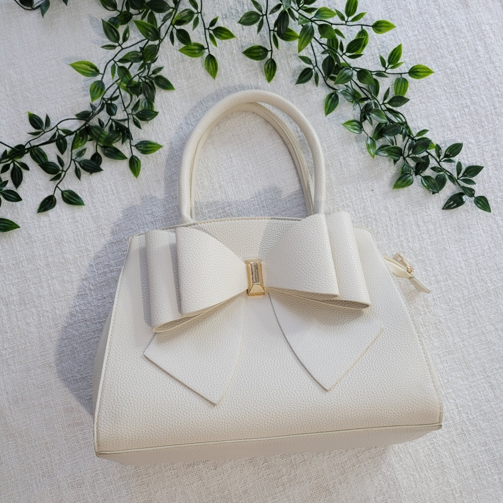 Cream White Purse  🎀